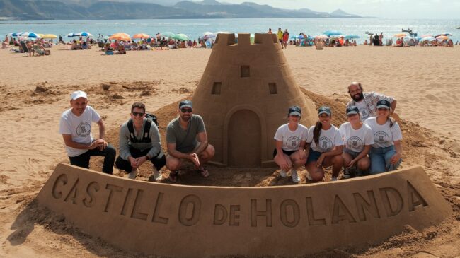 Castillo de Holanda celebra el Día de Canarias en familia en la playa de Las Canteras