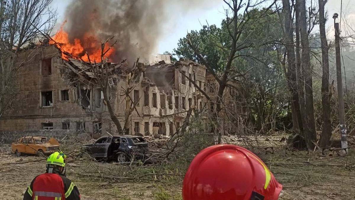 Un ataque ruso contra un hospital de Dnipró deja un dos y 31 heridos