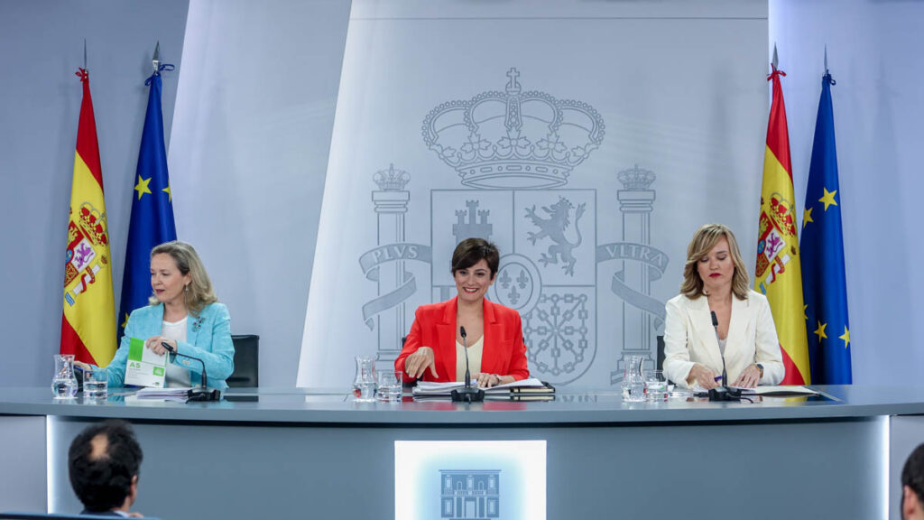 Nadia Calviño, Isabel Rodriguez y Pilar Alegría durante uno de los últimos consejos de ministros donde se han aprobado estos decretos.