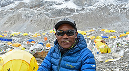 Un escalador nepalí logra el récord de subidas al Everest tras coronar su cumbre 27 veces
