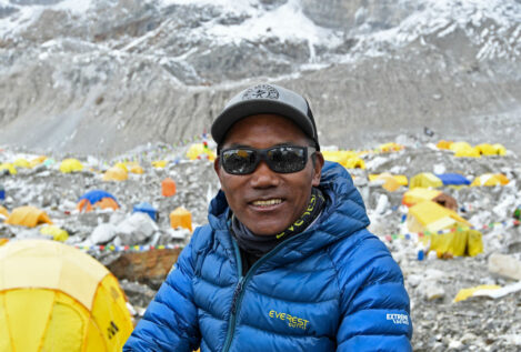 Un escalador nepalí logra el récord de subidas al Everest tras coronar su cumbre 27 veces