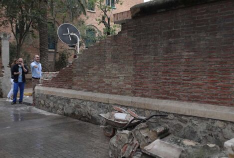 Muere aplastado por un muro dañado por el choque de un camión en Barcelona