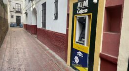 El cajero en un callejón histórico de Sevilla desata la polémica sobre el turismo
