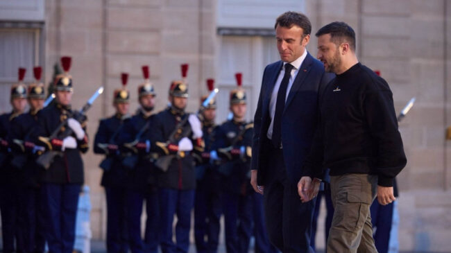 Macron anuncia que Francia entregará vehículos blindados y tanques ligeros a Ucrania