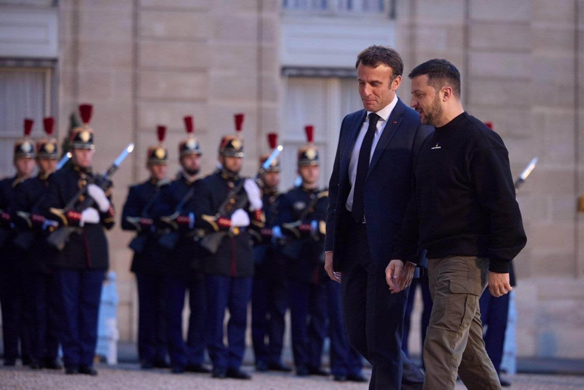 Macron anuncia que Francia entregará vehículos blindados y tanques ligeros a Ucrania