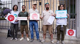 Presentan 146.000 firmas en el Parlamento andaluz contra la ley de regadíos de Doñana