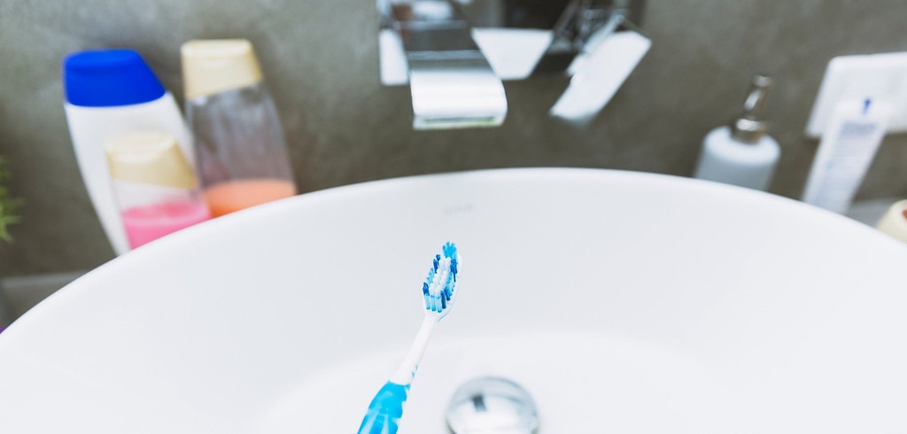 Un cepillo de dientes sobre un lavabo