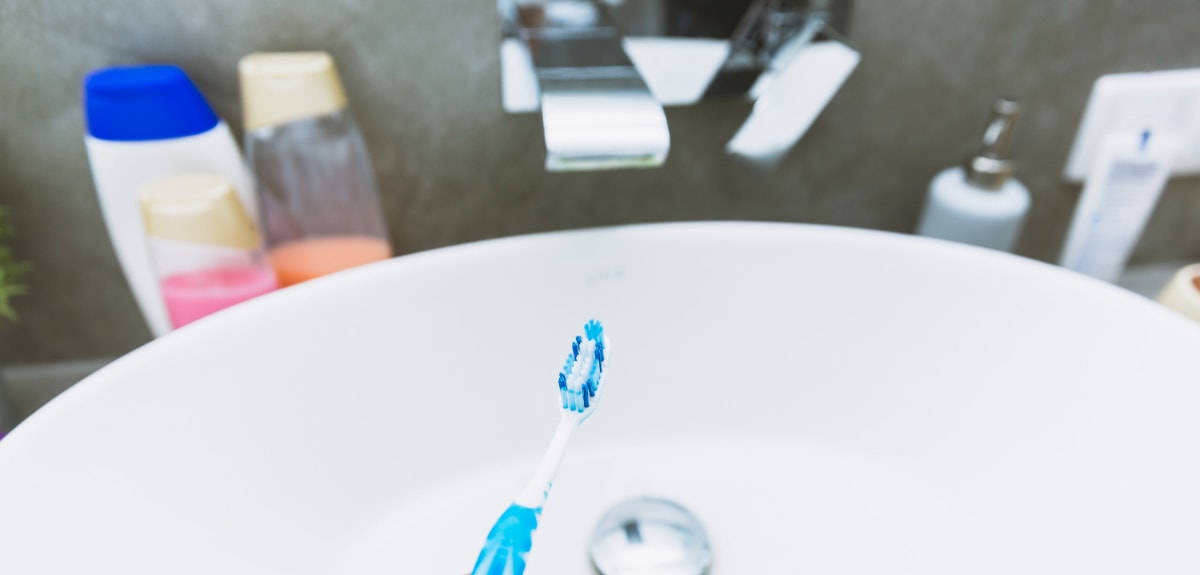 Un cepillo de dientes sobre un lavabo