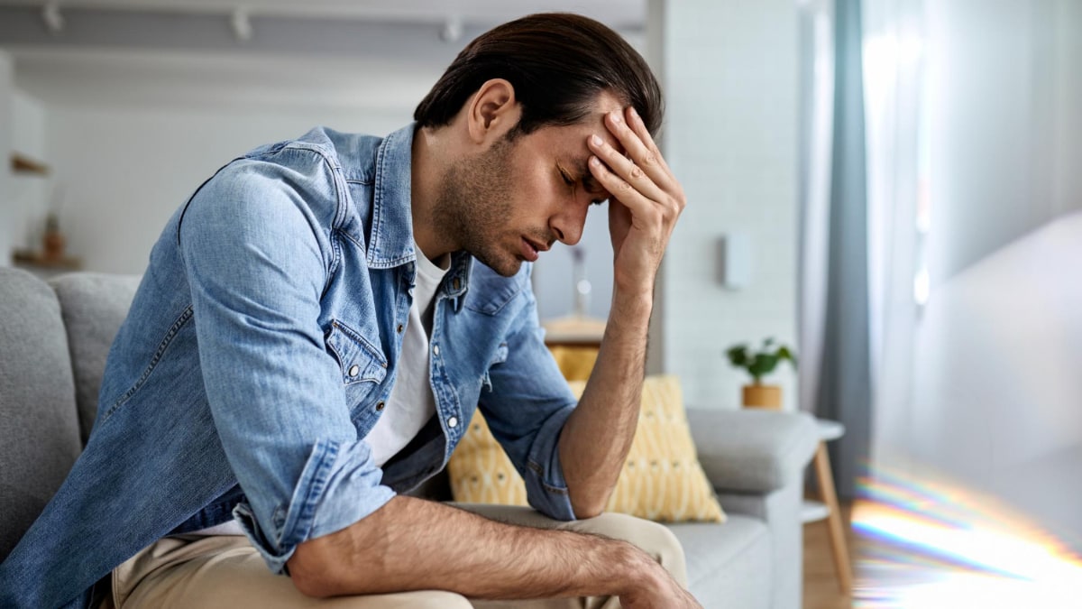 Un hombre joven con problemas de próstata