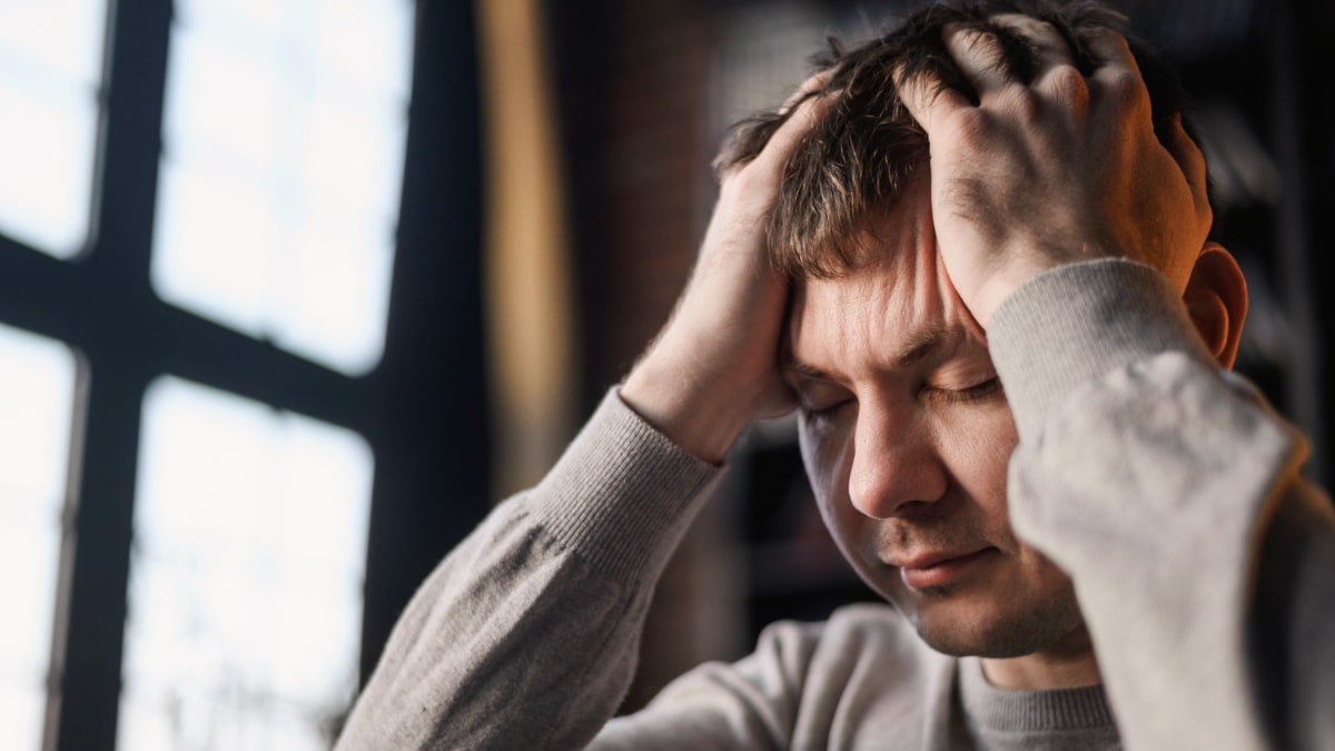 Un hombre joven preocupado por sus pensamientos