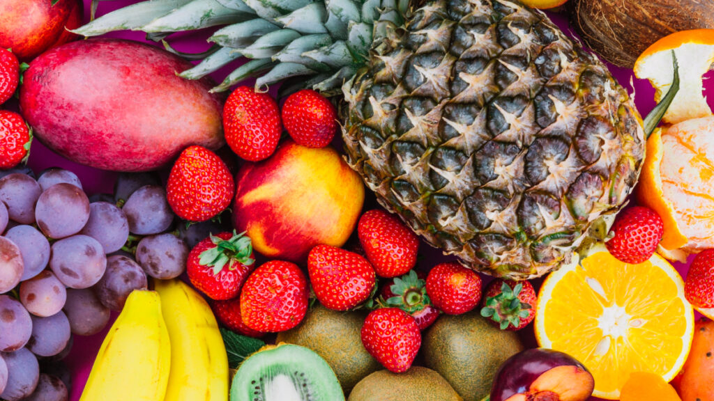 Vista superior de distintas frutas frescas