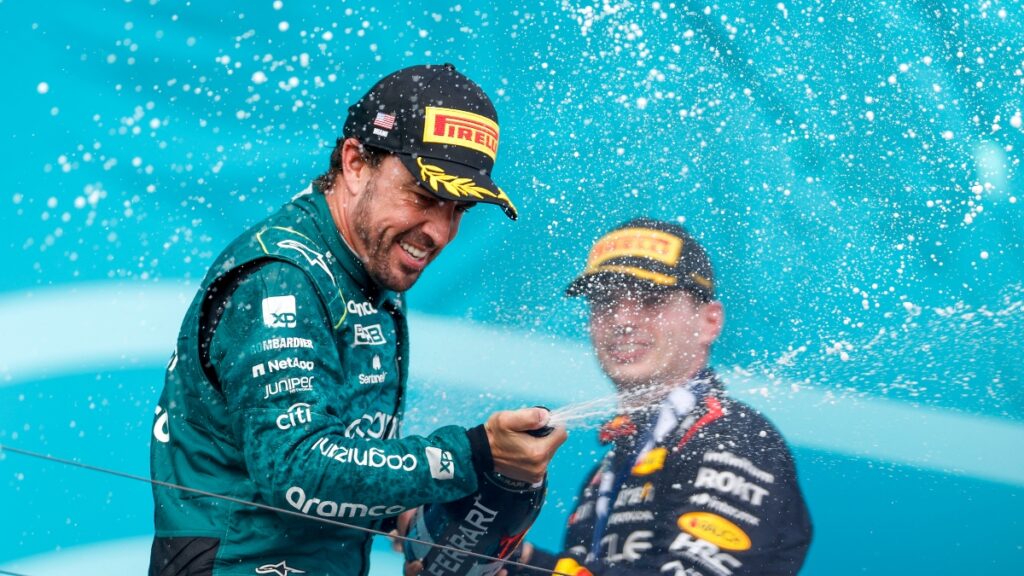 Fernando Alonso celebra un podio que espera revalidar en Mónaco.