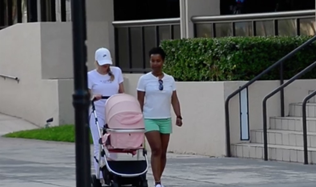 Ana Obregón paseando a su nieta en Miami