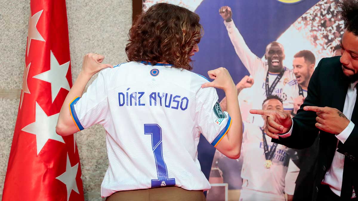 Ayuso, con una camiseta del Real Madrid