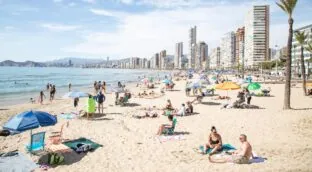 Comprar una vivienda en Marbella, Benidorm y Torrevieja exige más del 60% de los ingresos