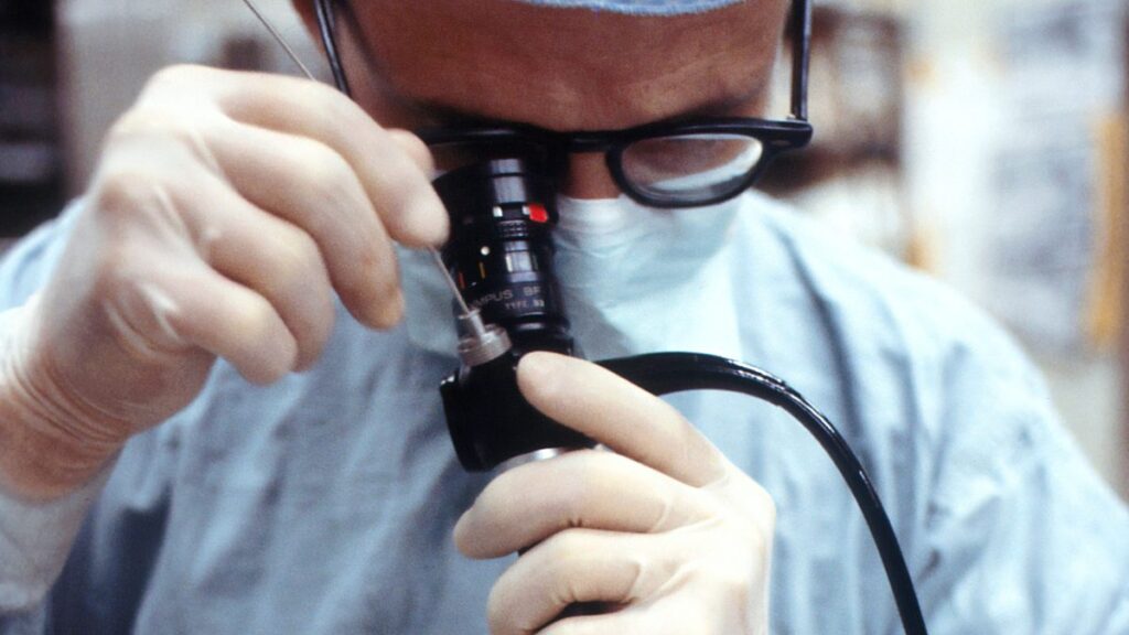 Un médico practicando una biopsia. 