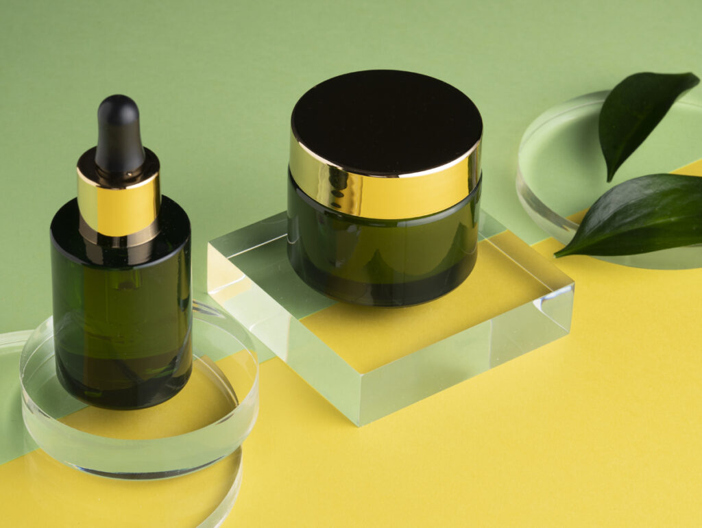 Los envases de color verde dan un aspecto más natural a los productos. (Fuente: Freepik)