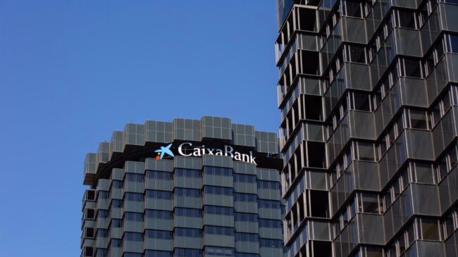 Caixabank ganó 855 millones hasta marzo, un 21% más, pese al impuesto a la banca