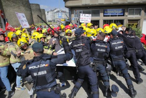Cargas policiales en Lugo durante la protesta de los bomberos de los consorcios provinciales