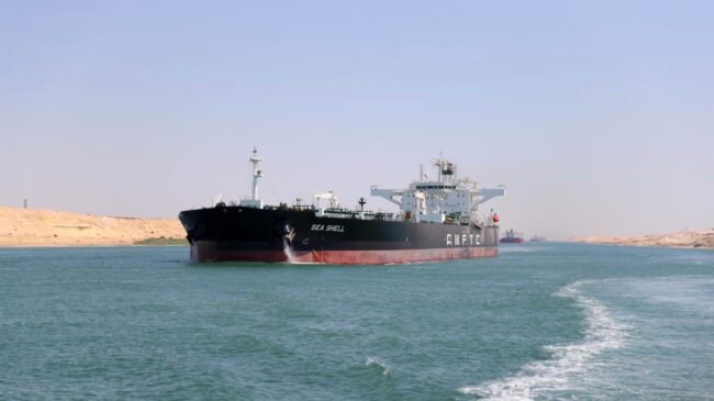  Reflotan con éxito un carguero varado en el Canal de Suez (Egipto)