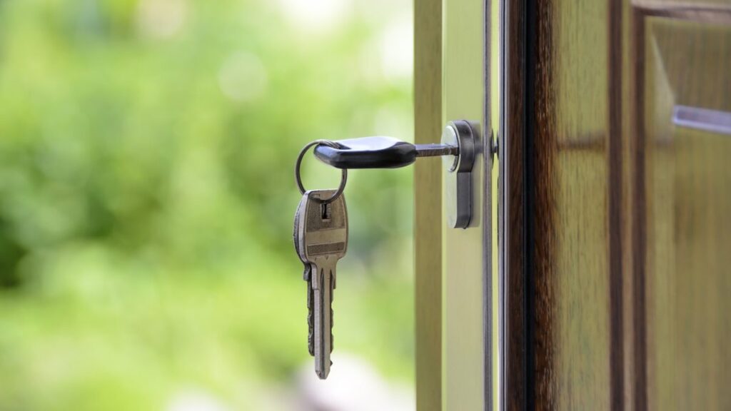 Unas llaves en la puerta de una casa. Foto: Pixabay
