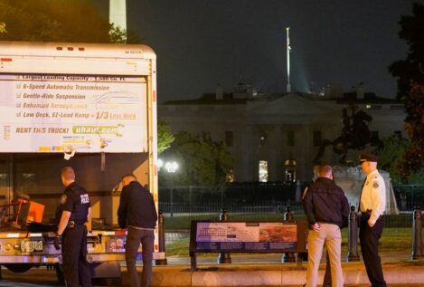 Alerta en la Casa Blanca: un camión se estrella contra las vallas que protegen sus jardines