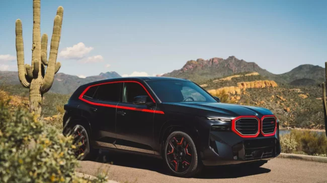 BMW celebra el 50 aniversario de M con un exclusivo SUV de labios rojos