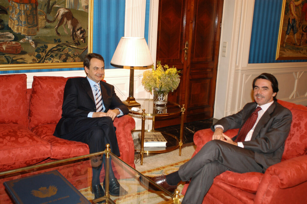 José María Aznar y José Luís Rodríguez Zapatero en La Moncloa, España.