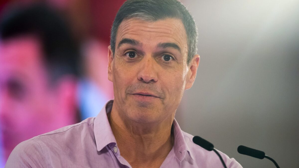 Denuncian a Sánchez por no declarar a la Agencia Tributaria los regalos que recibe