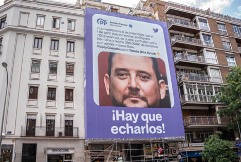 Podemos cuelga una lona en Madrid con la foto del hermano de Ayuso y una cita de Casado