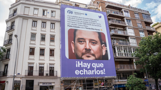 Podemos cuelga una lona en Madrid con la foto del hermano de Ayuso y una cita de Casado