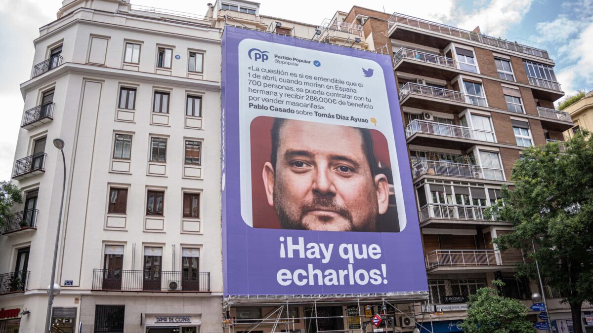 El PP de Madrid denuncia a Podemos por la lona con la foto del hermano de Ayuso