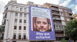El PP de Madrid denuncia a Podemos por la lona con la foto del hermano de Ayuso