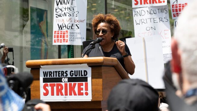 Televisión: ¿qué cambios está habiendo por la huelga de guionistas en Estados Unidos?