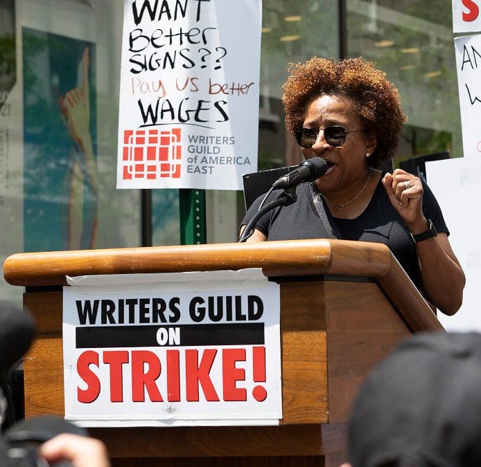Televisión: ¿qué cambios está habiendo por la huelga de guionistas en Estados Unidos?