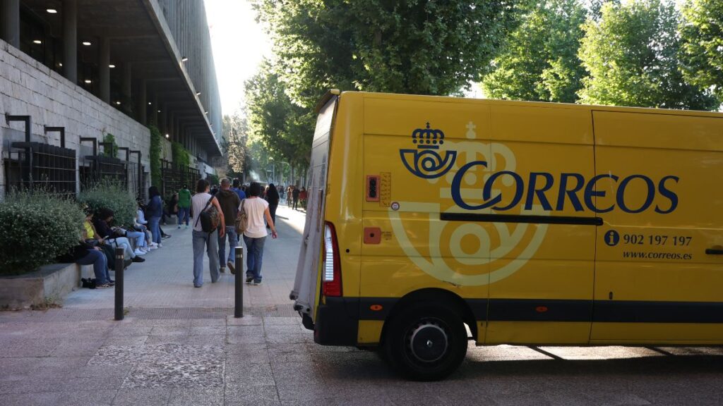 Una furgoneta de Correos. 