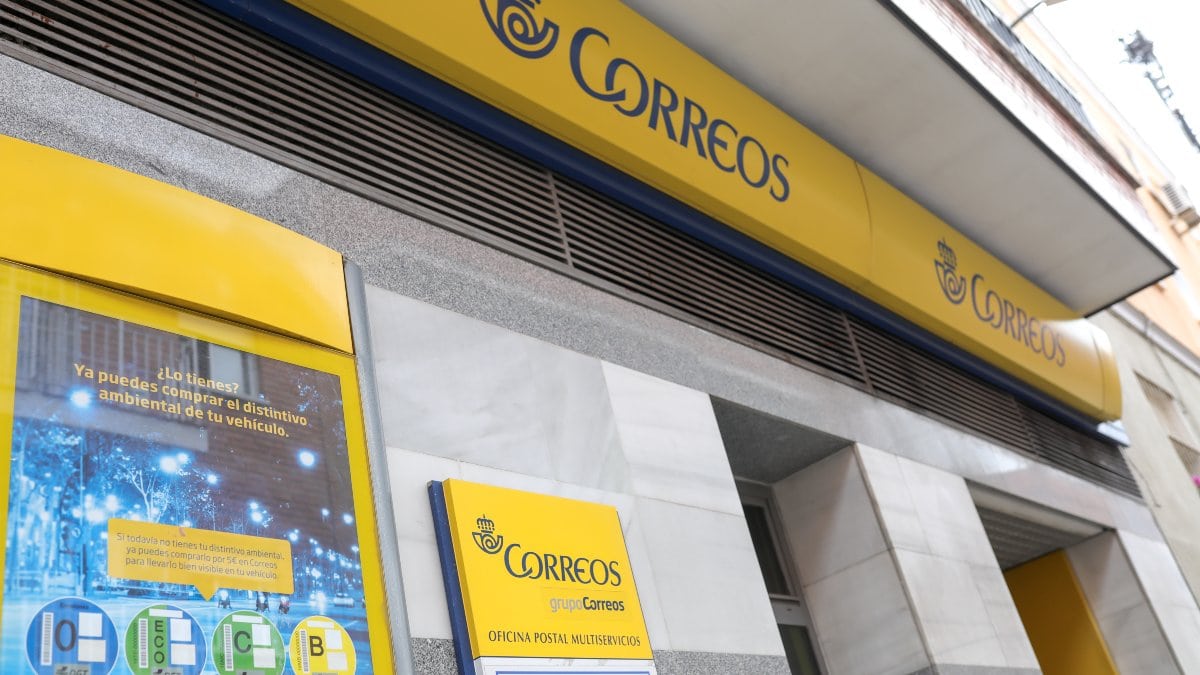 Calviño pincha con su plan bancario en Correos: solo el 1,7% de los españoles lo usa