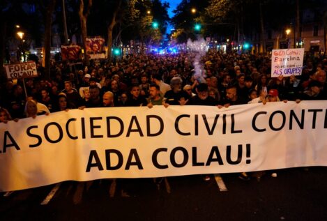 Desokupa moviliza a centenares de personas en Barcelona al grito de «fuera Colau»