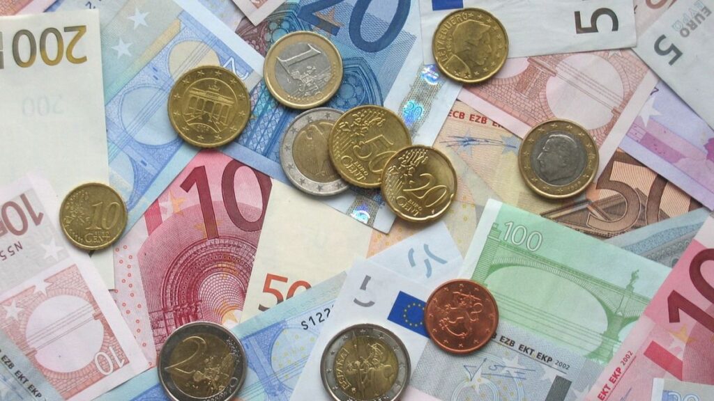 Billetes y monedas de euro. 
