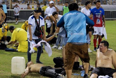 Doce muertos y 100 heridos en una estampida en un estadio de fútbol en El Salvador