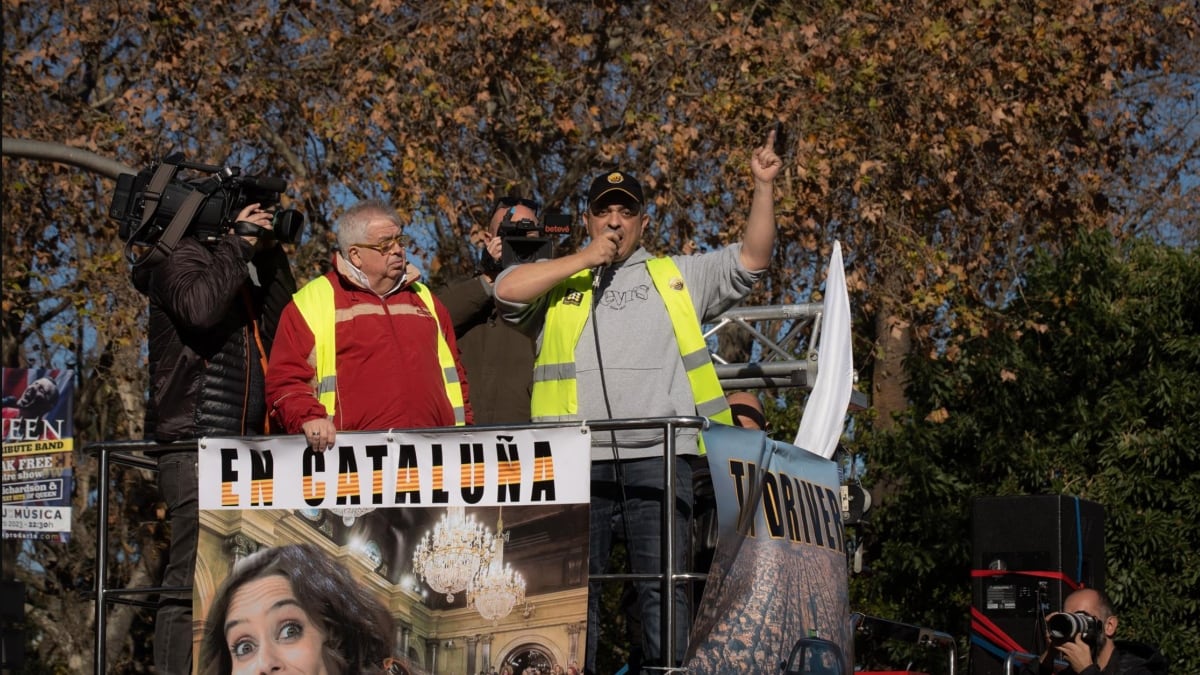 El sindicato mayoritario de taxis de Barcelona retira su apoyo a Colau por las ‘super islas’
