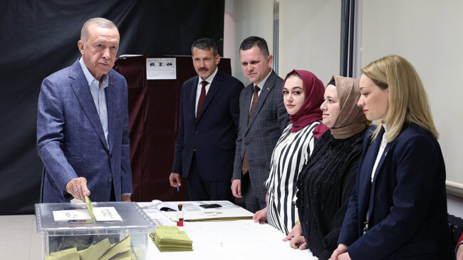 Los primeros resultados no oficiales dan a Erdogan una clara ventaja en las presidenciales