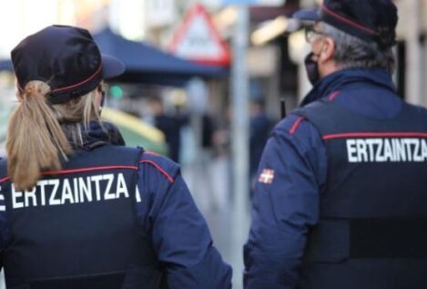 Una mujer le da una patada en la cabeza a un policía municipal de Bilbao