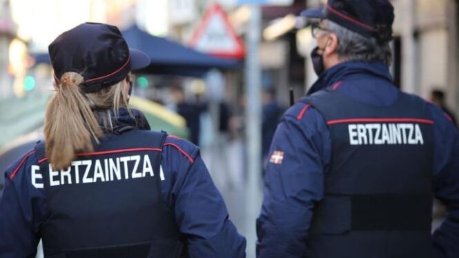 Una mujer le da una patada en la cabeza a un policía municipal de Bilbao