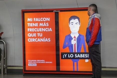 Las Nuevas Generaciones del PP, detrás del misterioso cartel contra Sánchez en el metro