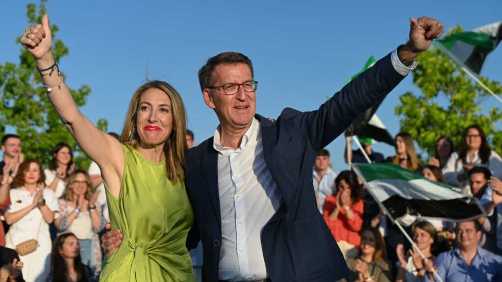 La presidenta del PP de Extremadura y candidata a la Presidencia de la Junta, María Guardiola, y el presidente del PP, Alberto Núñez Feijóo