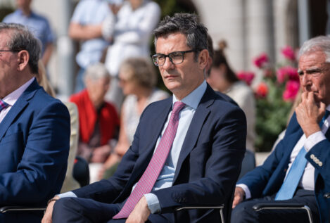 Bochorno en Moncloa y PSOE por el «ridículo» de Bolaños el 2-M: «Ahí sólo gana Ayuso»