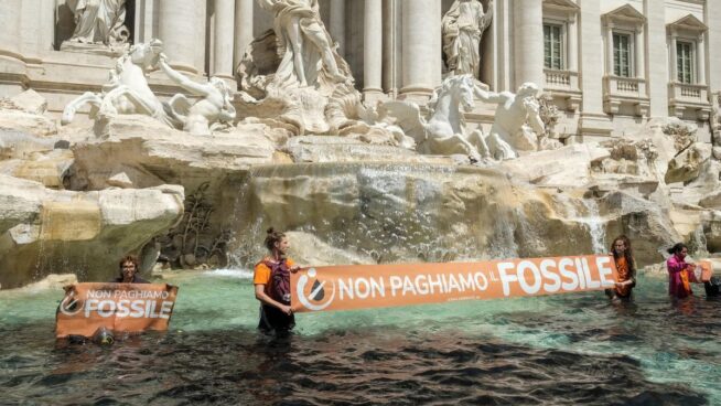 Tiñen de negro el agua de la Fontana di Trevi para protestar contra los combustibles fósiles