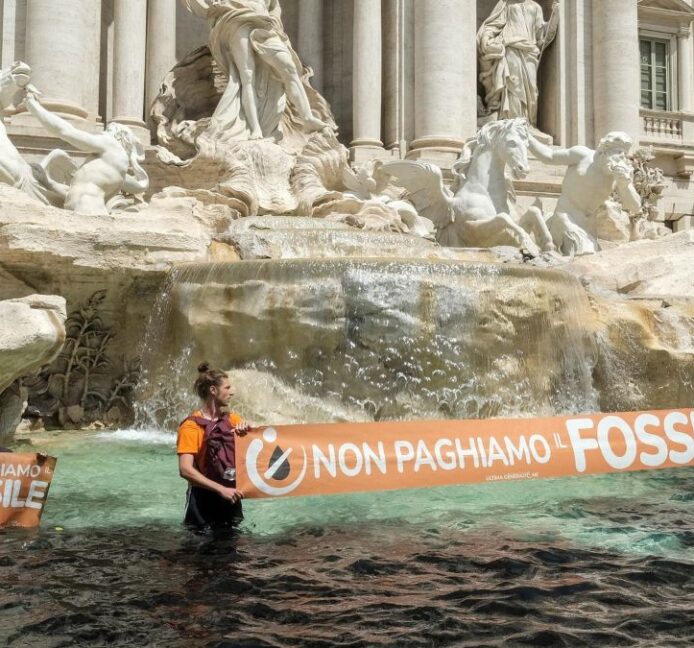 Tiñen de negro el agua de la Fontana di Trevi para protestar contra los combustibles fósiles