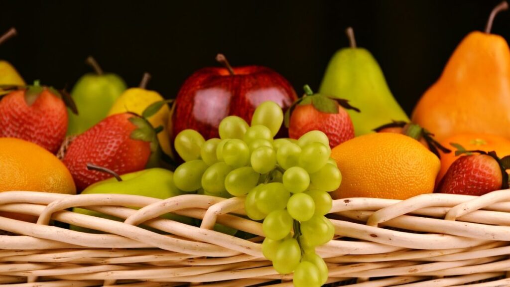 Una cesta con frutas